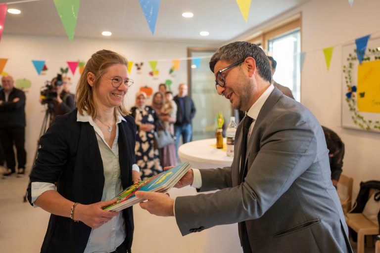 Il Console Falcone con la direttrice dell'asilo Anna-Marie Jaki